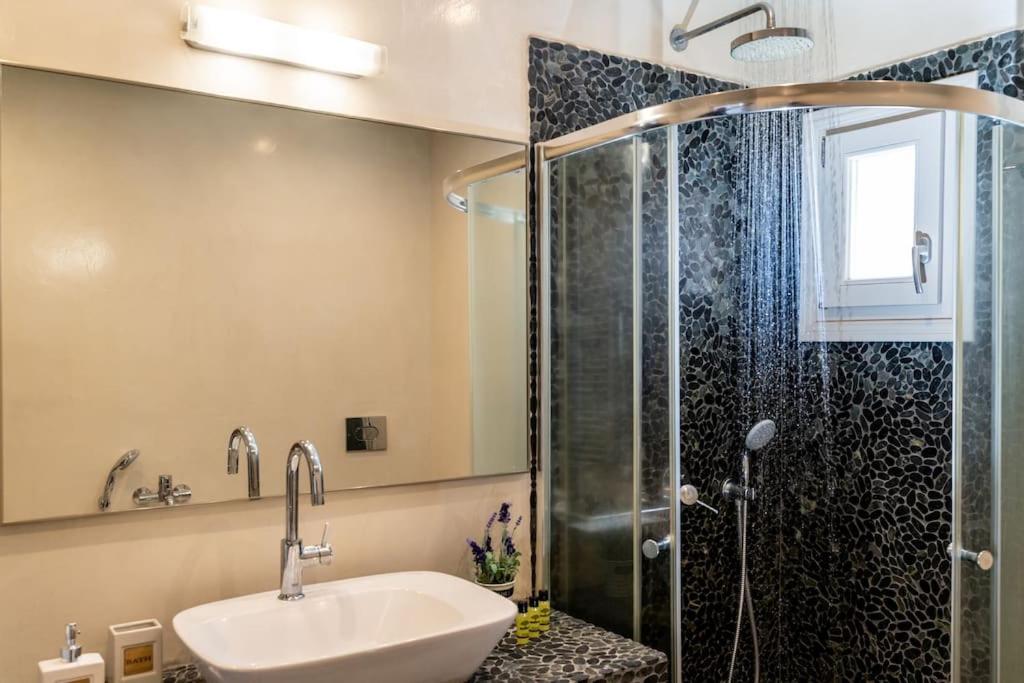 In The Heart Of Fira & Free Pool - Nychteri Suite Екстериор снимка