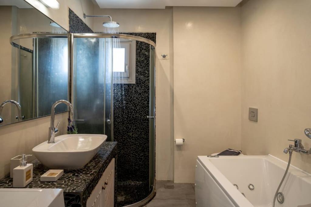 In The Heart Of Fira & Free Pool - Nychteri Suite Екстериор снимка