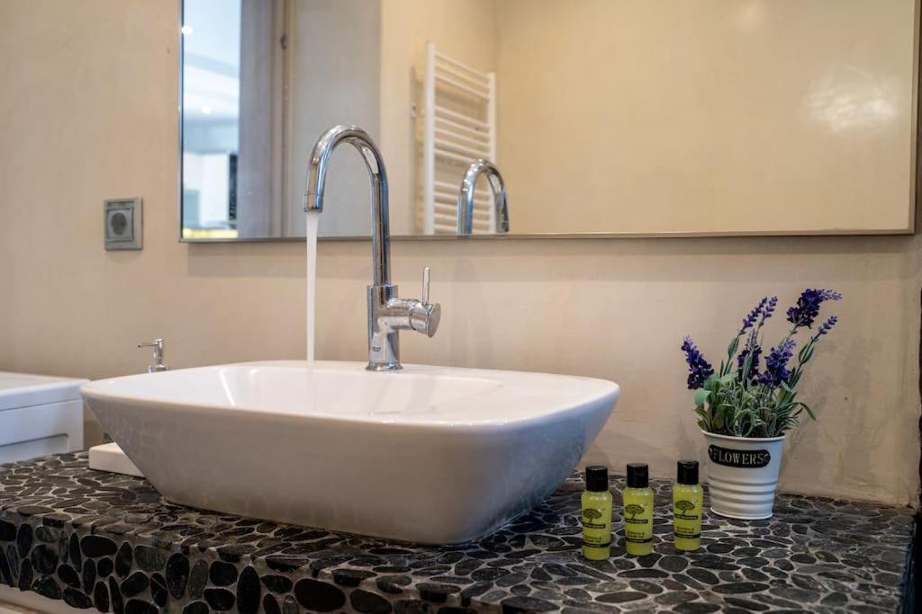 In The Heart Of Fira & Free Pool - Nychteri Suite Екстериор снимка