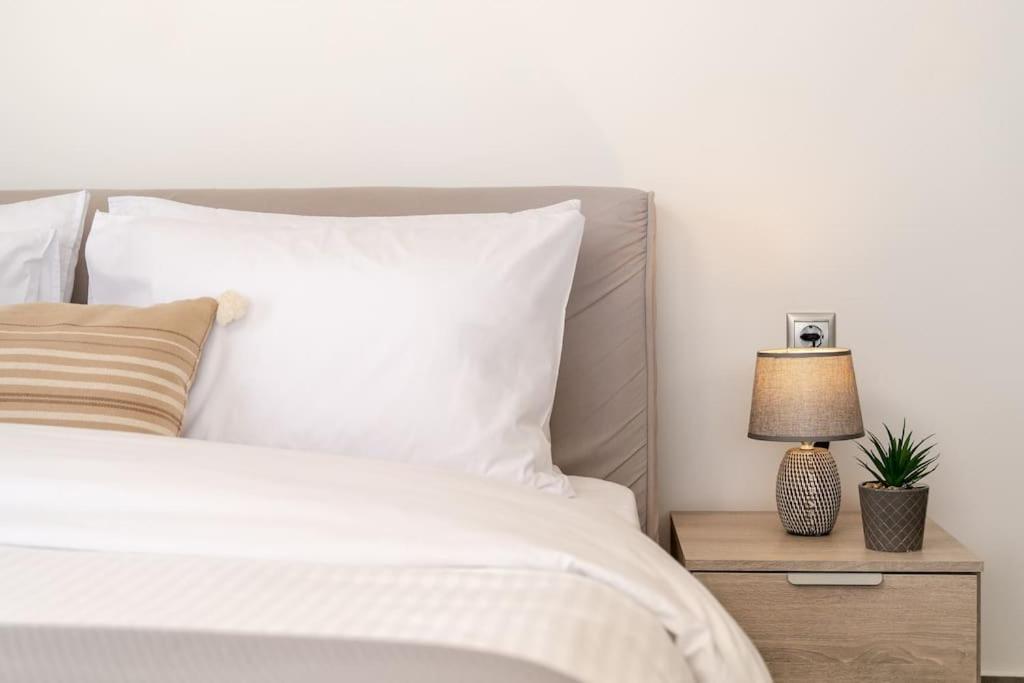 In The Heart Of Fira & Free Pool - Nychteri Suite Екстериор снимка
